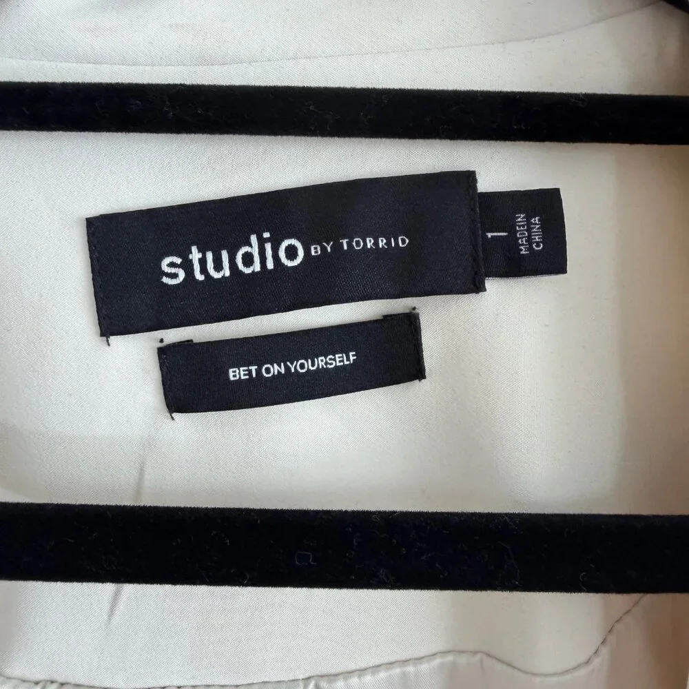 Studio by Torrid Ivory Refined Crepe Blazer – Size 1X